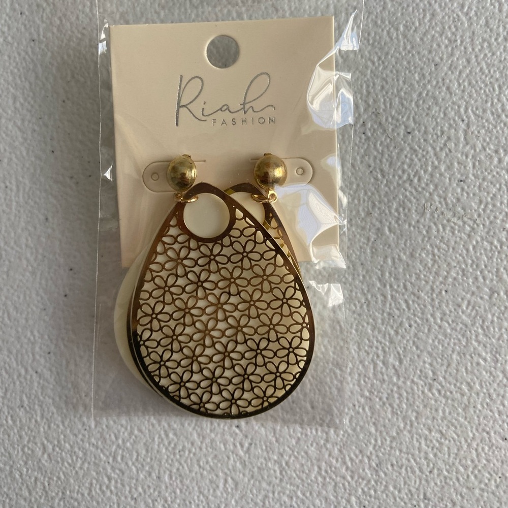 Gold Filigree teardrop earrings